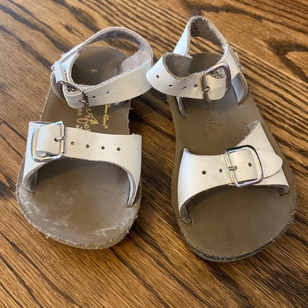 Sun sans white size 6